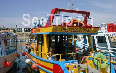 The Yellow boat Aretousa   